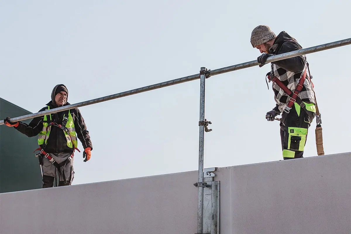 ueber-uns-galerie-2arbeiter-randsicherung